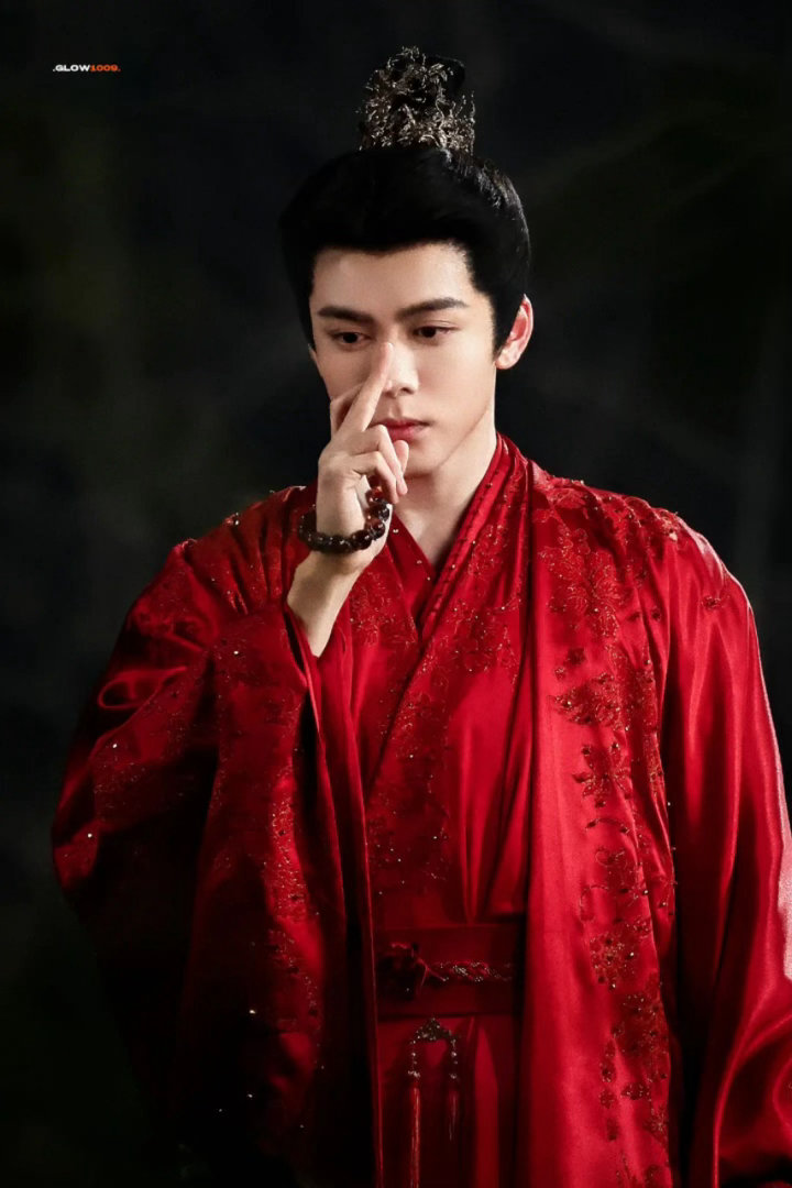 曾舜晞贴画皮镜头曾舜晞肌肉夯爆了 贴画皮那段看着有点吓人，但架不住好看啊。一身红