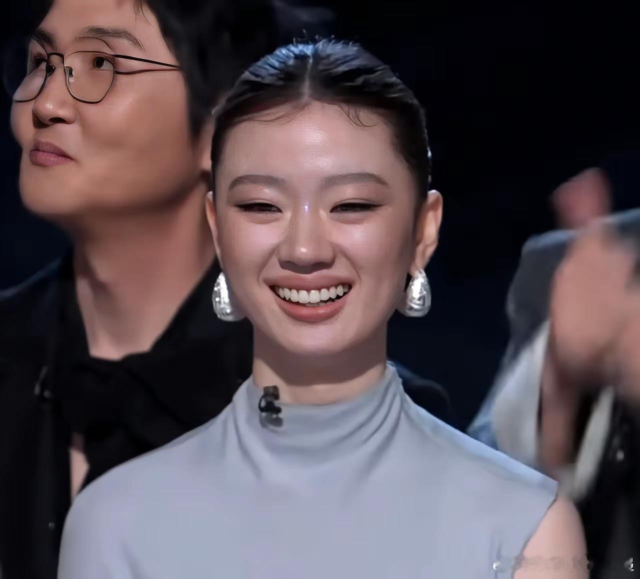 单依纯哭了，被骂了这么久，只拿到了第三名。她不是保皇族，单论唱功拿歌王绝对没异议