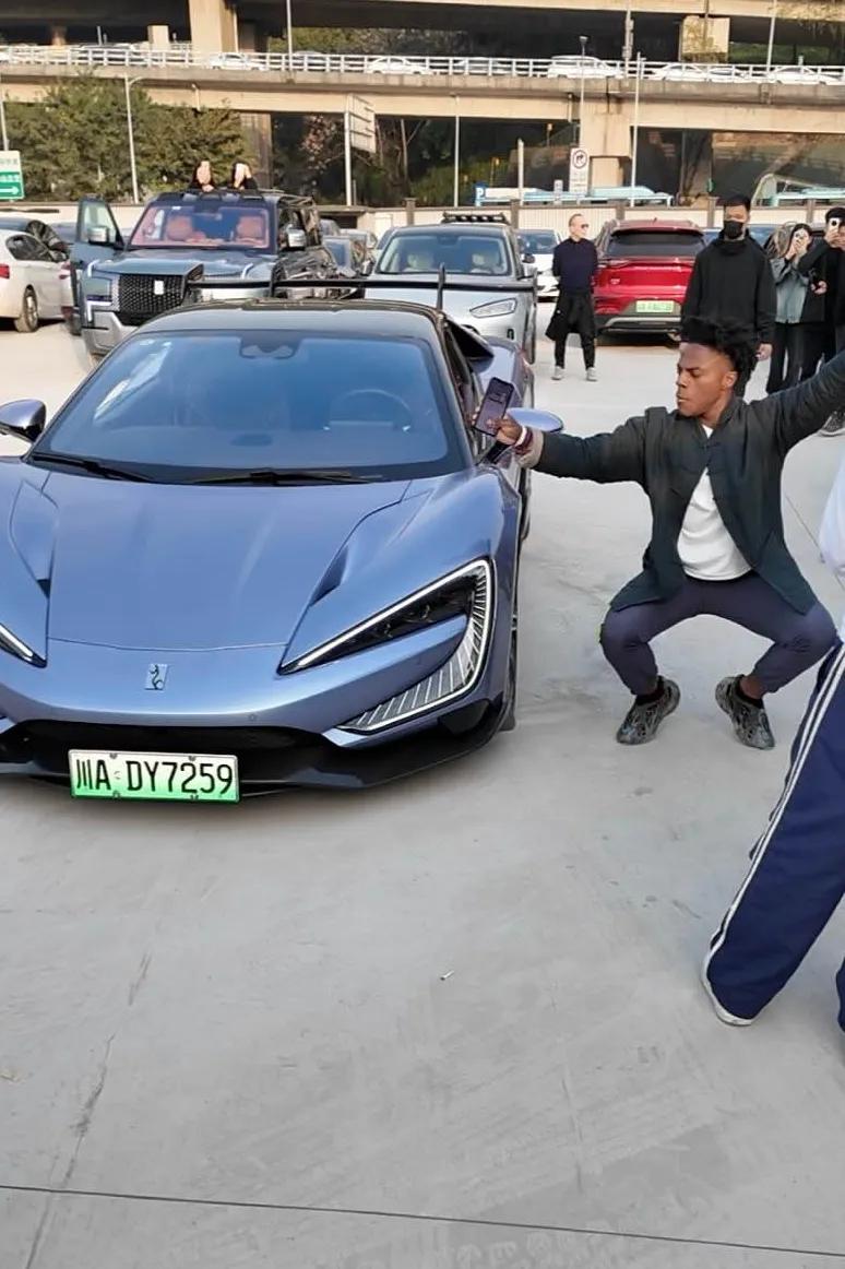 网速太快的人终于遇上了车速太快的车！这次，火遍全球的IShowSpeed空降四川