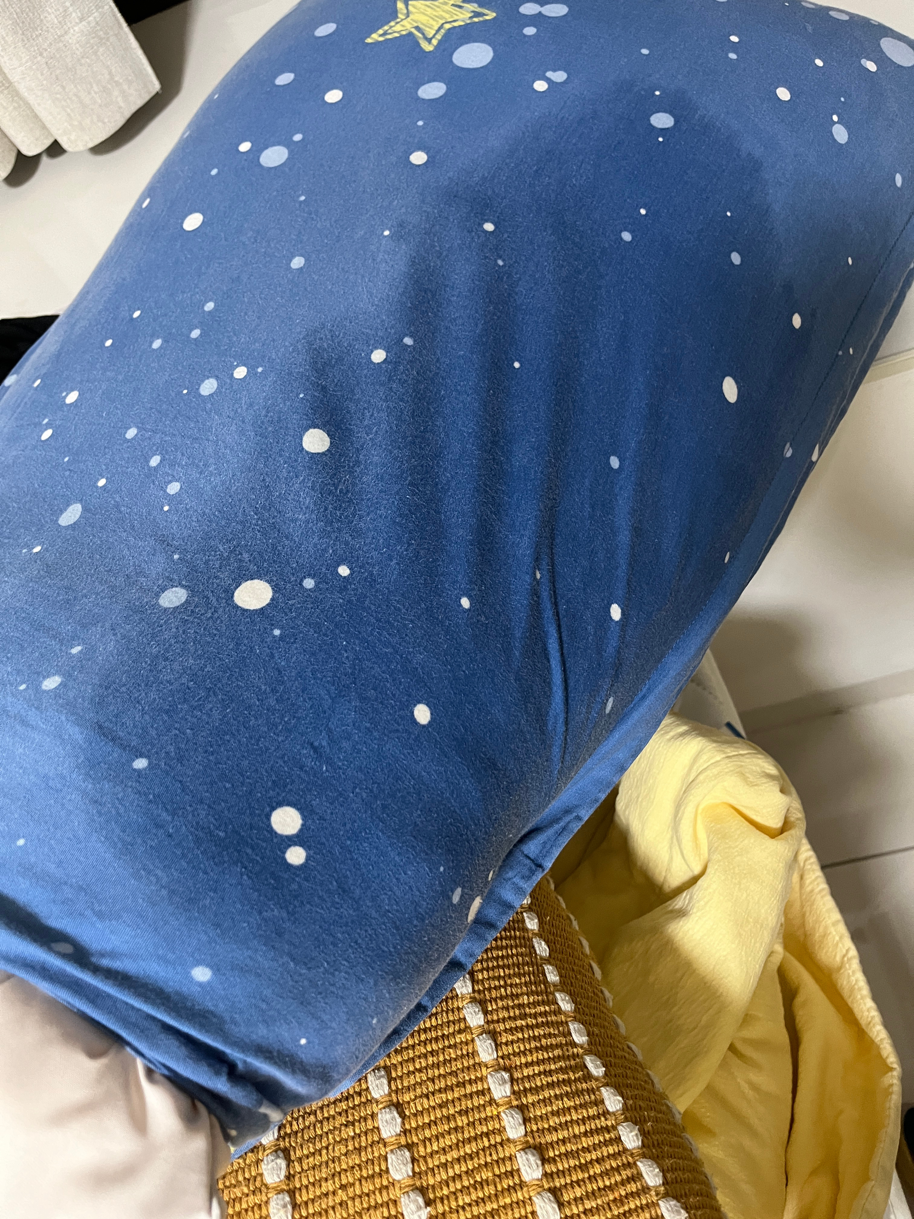 我今晚没有太多时间串门了，因为我被猫屎猫尿搞疯了。肥猫被娃关在空调房里面，我出去