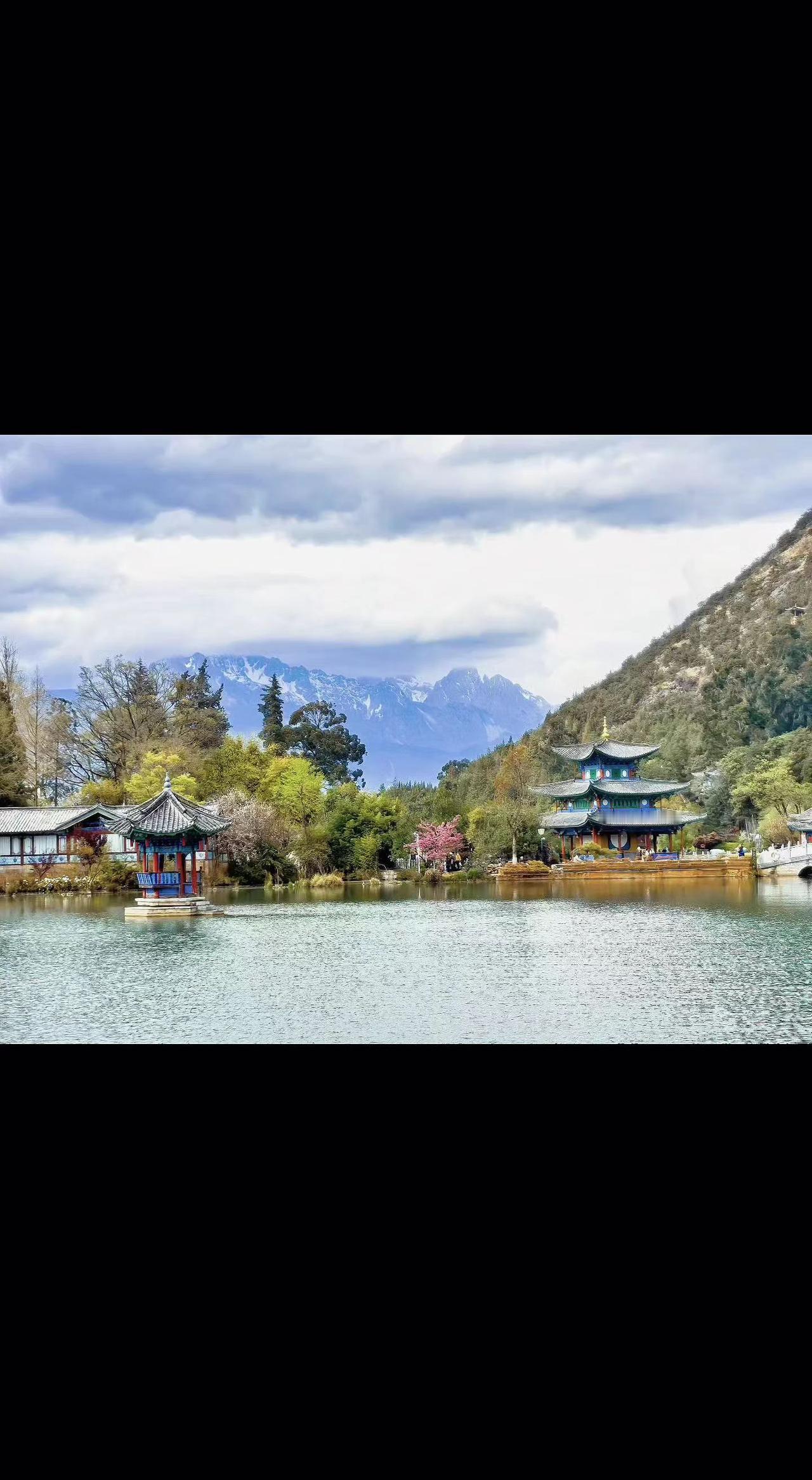 大理玉龙雪山。🏞️远山含黛，古亭临水照云影☁️。一汪碧潭藏岁月，亭角飞檐钓流光