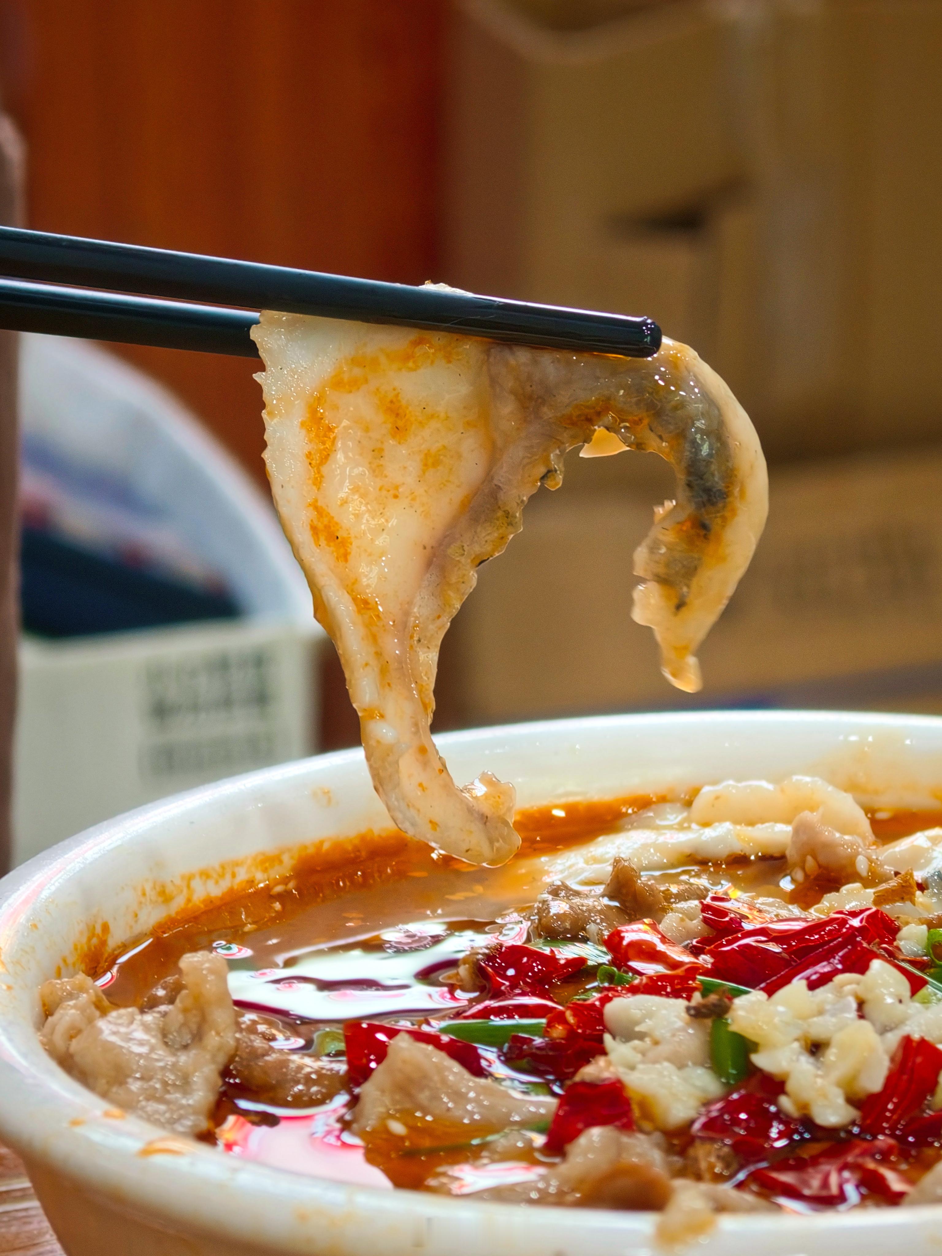龙记牛膳坊从扩店到改名也是起起落落…但是炒饭配水煮双拼当一餐便饭还是很不错[do