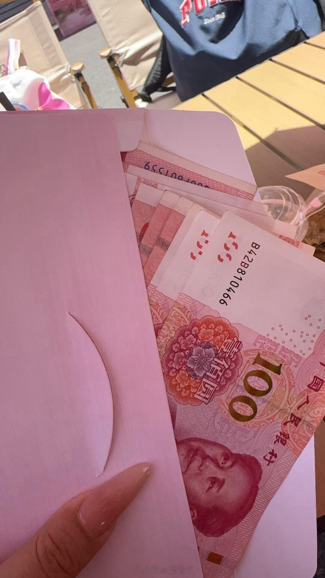 朵薇诞生一周年庆，看黄子韬随机抽名额抽50个粉丝来参加免费吃喝加车接送线下还每人