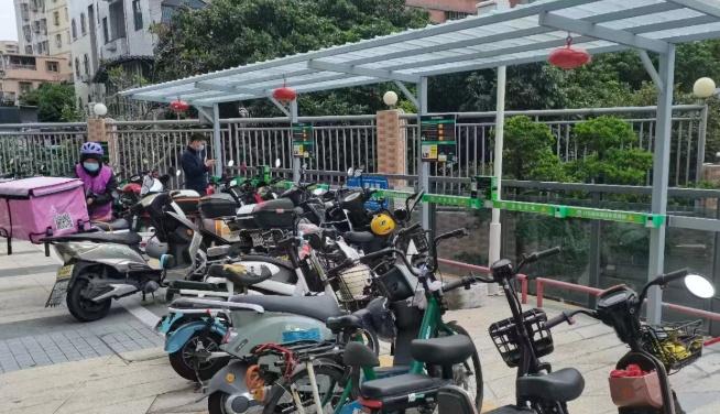 【小区电瓶车充电桩难题】家住上城区小营街道梅花碑社区的谷先生反映，小区地面没有设