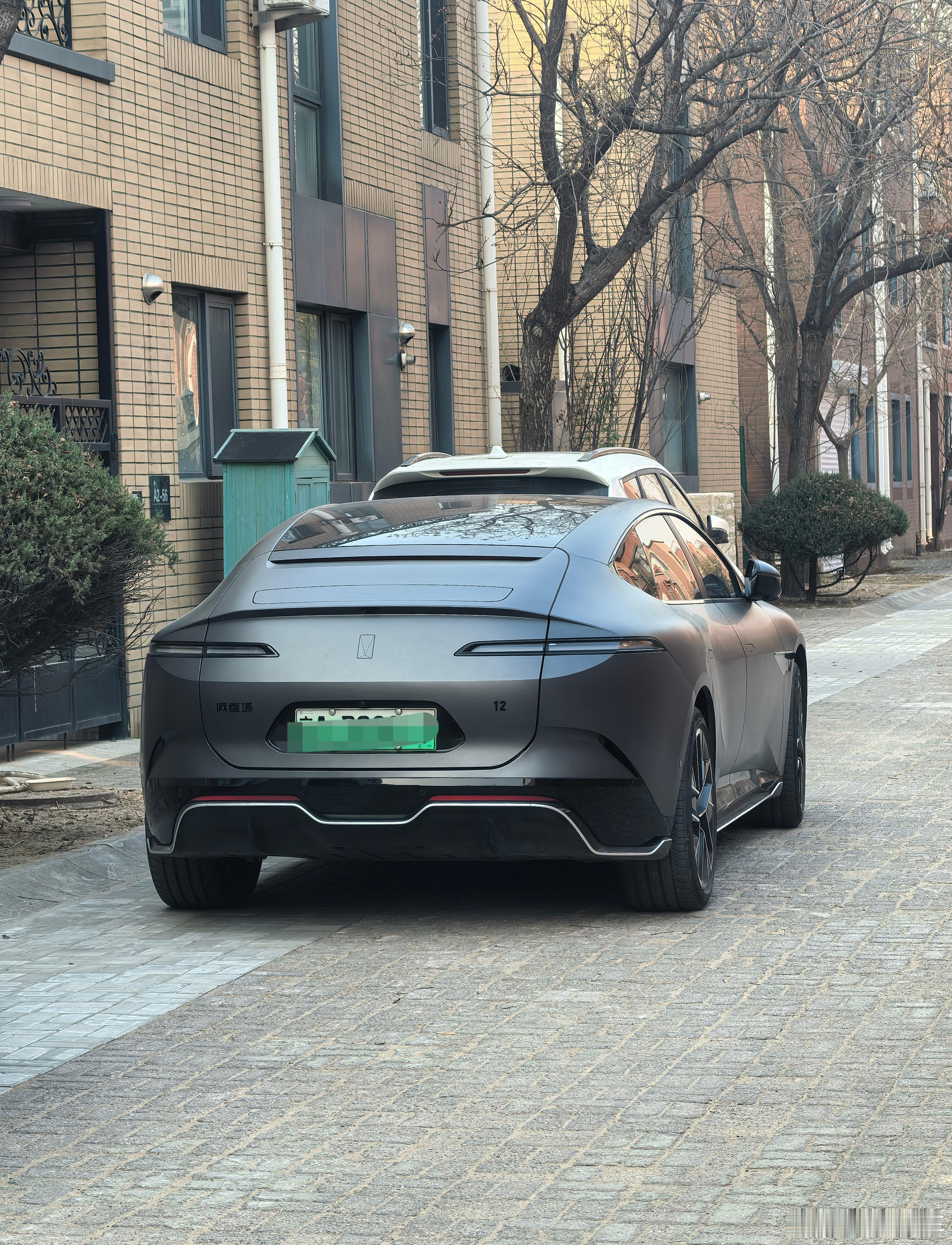 终于在公司附近看到一辆阿维塔，偷拍一张，侧面真的帅（但没好意思拍），想开宇宙飞船