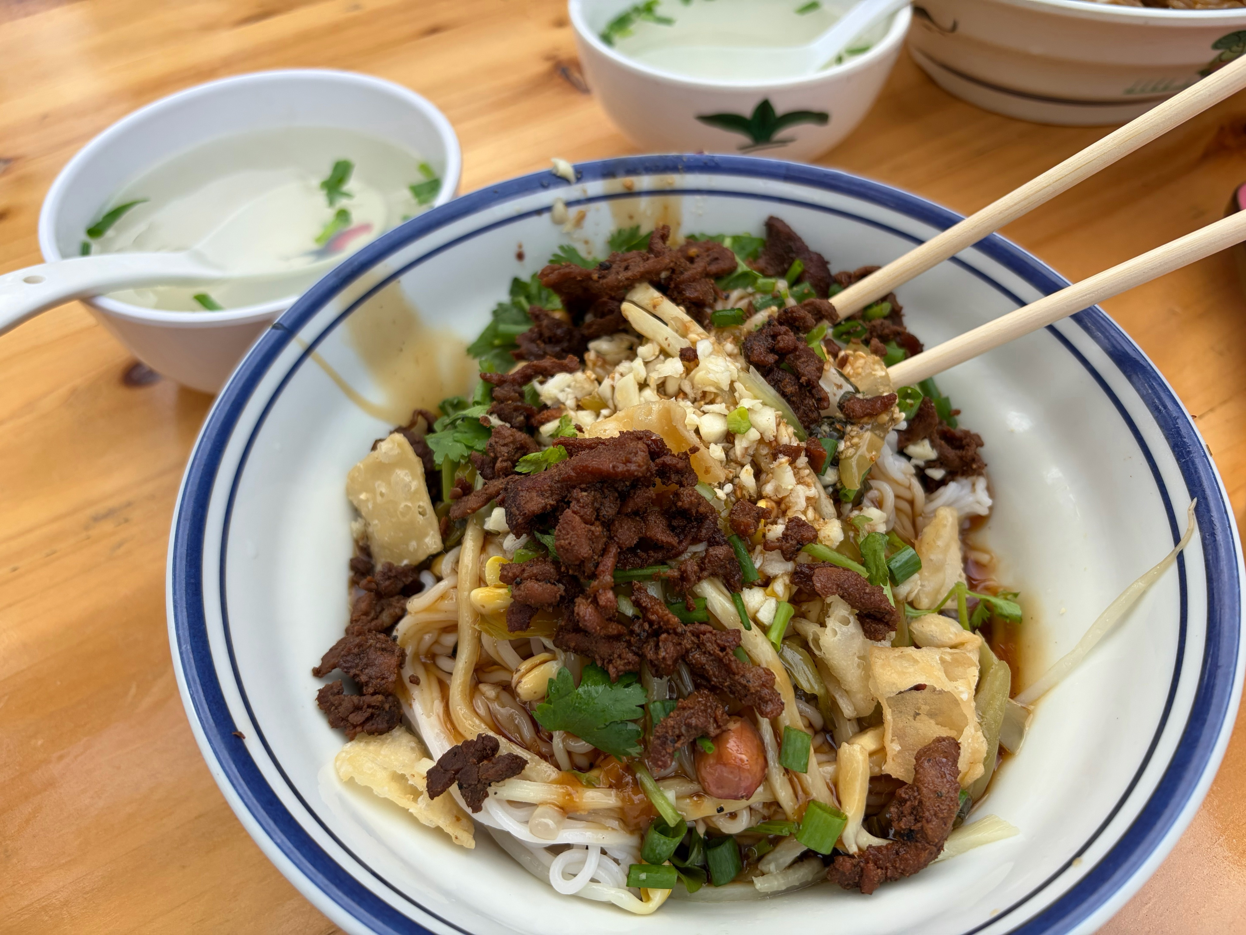 第一回吃这个海南粉😯卧槽真的好吃死了！有点沙茶酱的那个感觉但是是甜口的 黏黏糊