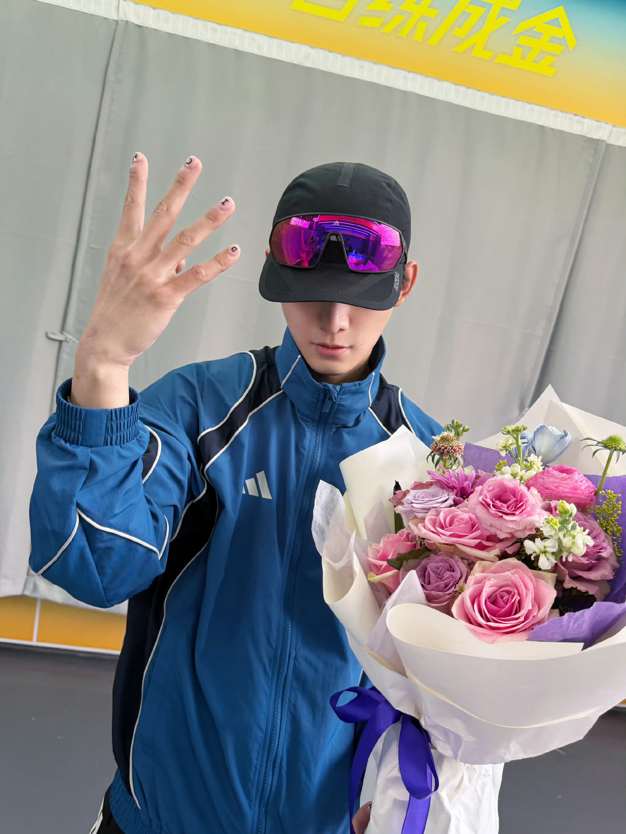 【不定期福利】以后会将一些追剧团伴手礼和收到的周边，不定期送【铁粉】。这个月粉丝