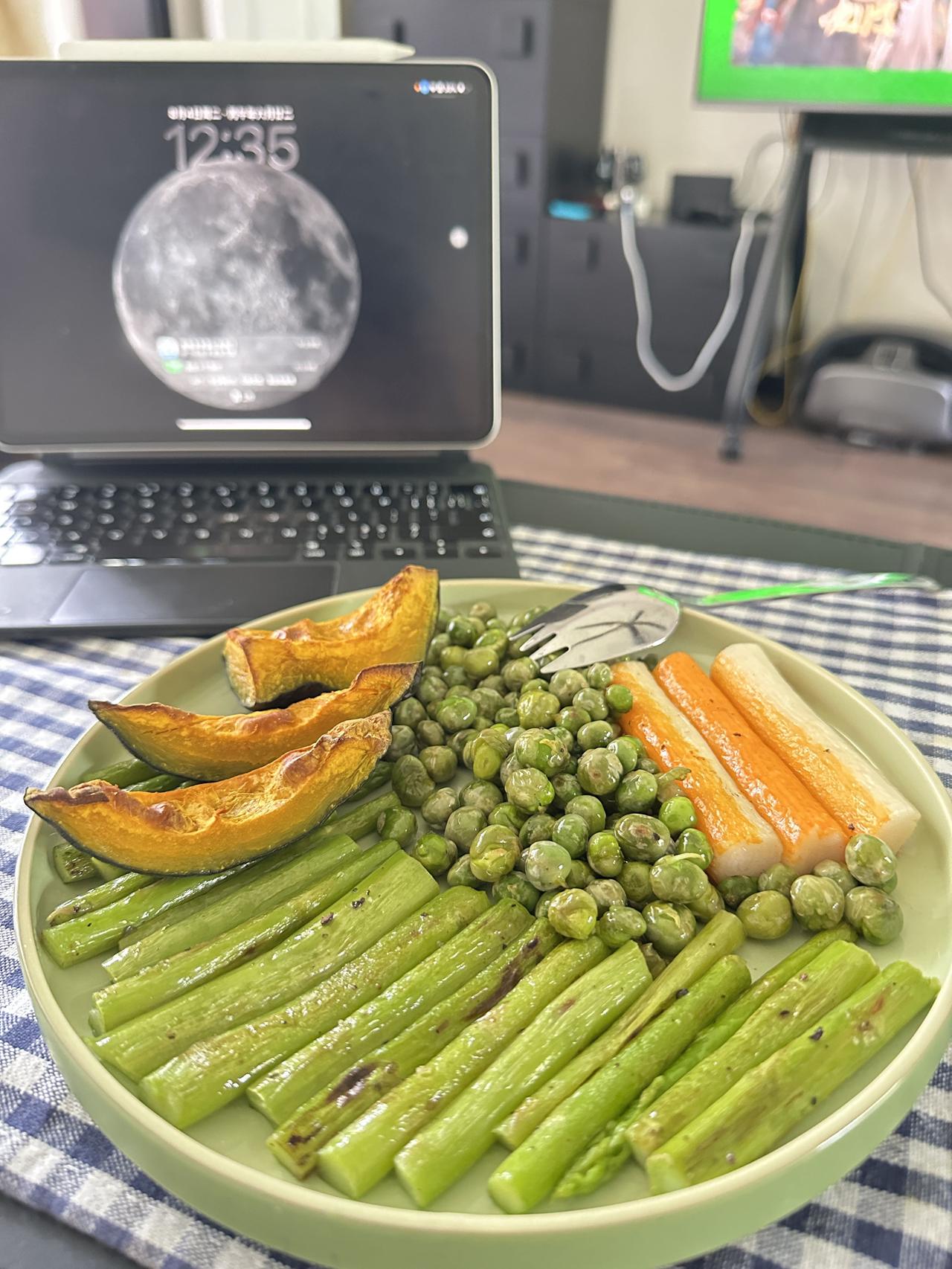 昨天的中餐忘记发了。

吃了烤南瓜🎃，我发现烤南瓜真是一道宝藏的料理加零食。