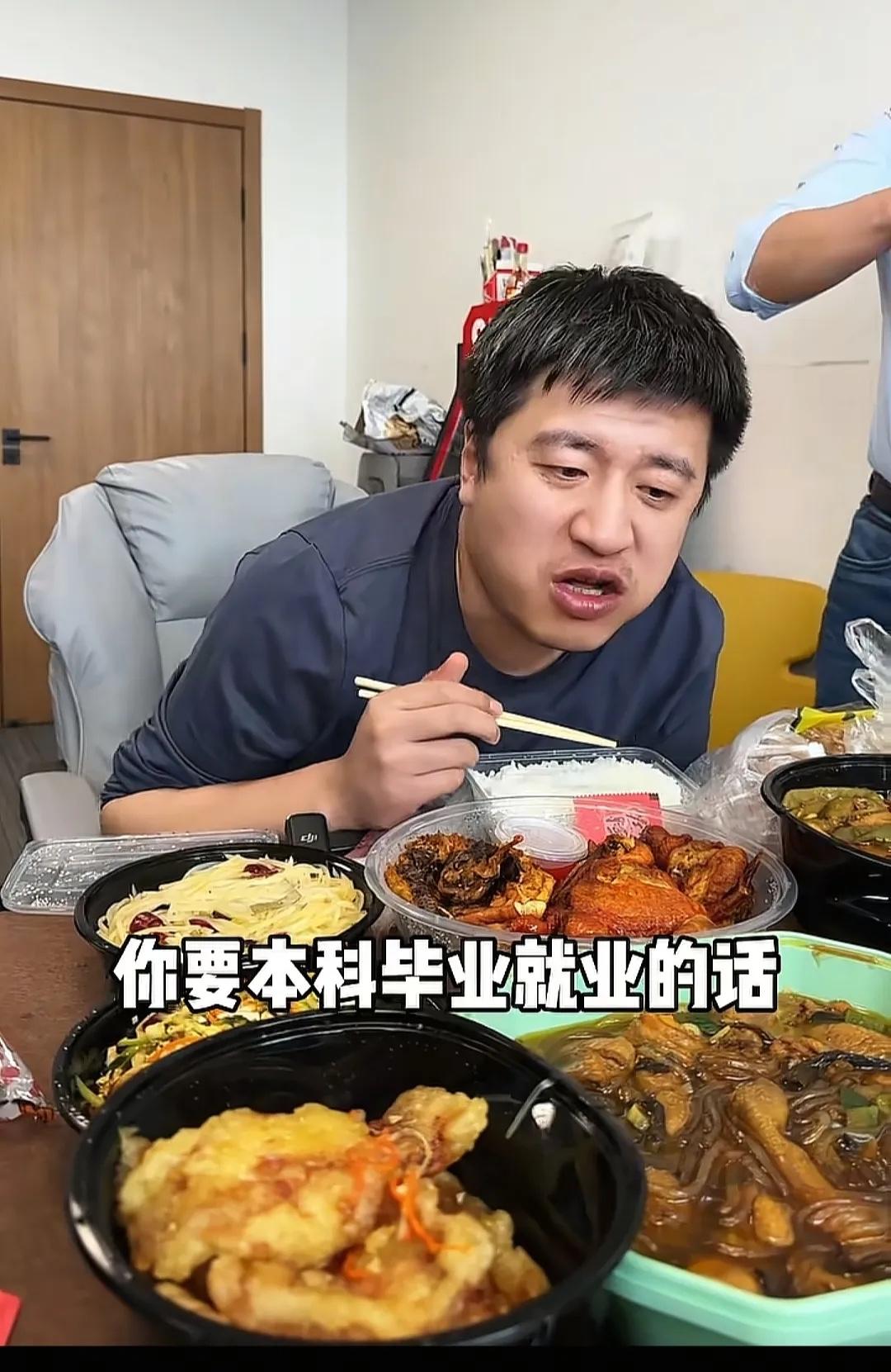 张雪峰老师最近的视频里，
不难发现他的身体已经有亮红灯了，
不仅仅是他满头的白发