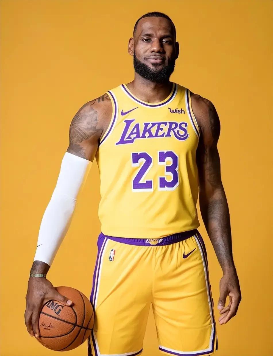 身价过亿的NBA球星，被小孩哥当面贴脸开大是什么体验？文班亚马最有发言权。

前