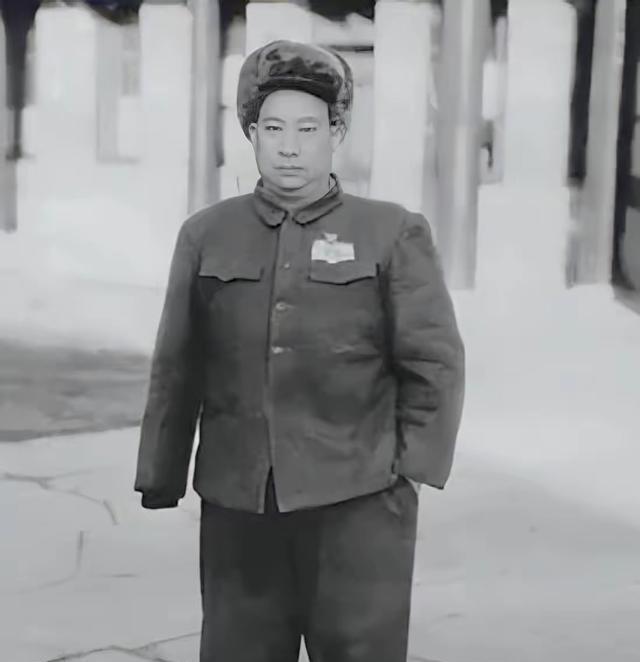 1937年雁门关伏击战中，贺炳炎目睹了一名八路军士兵被一个不满五尺的日本兵一刺刀