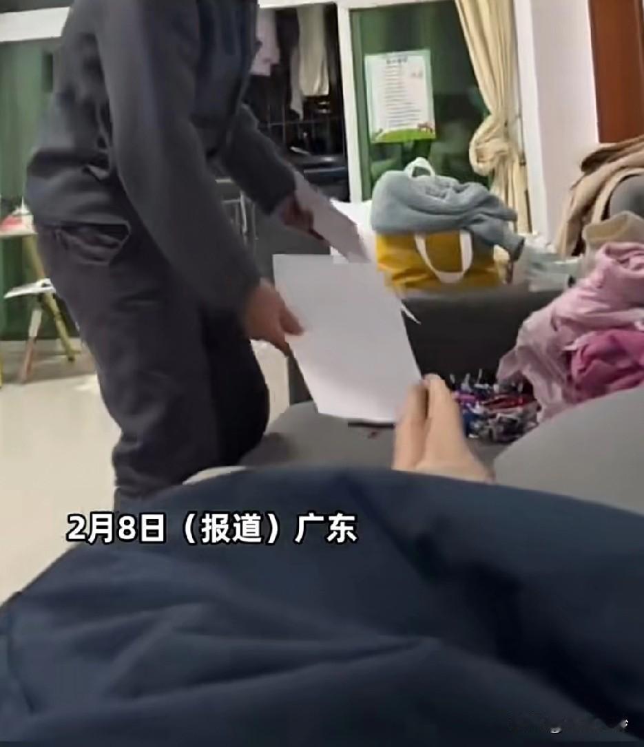 男子在弟弟家沙发上过夜没有被子，还拿三张白纸垫脚怕弄脏，婆婆癌症弟媳也不探望
可