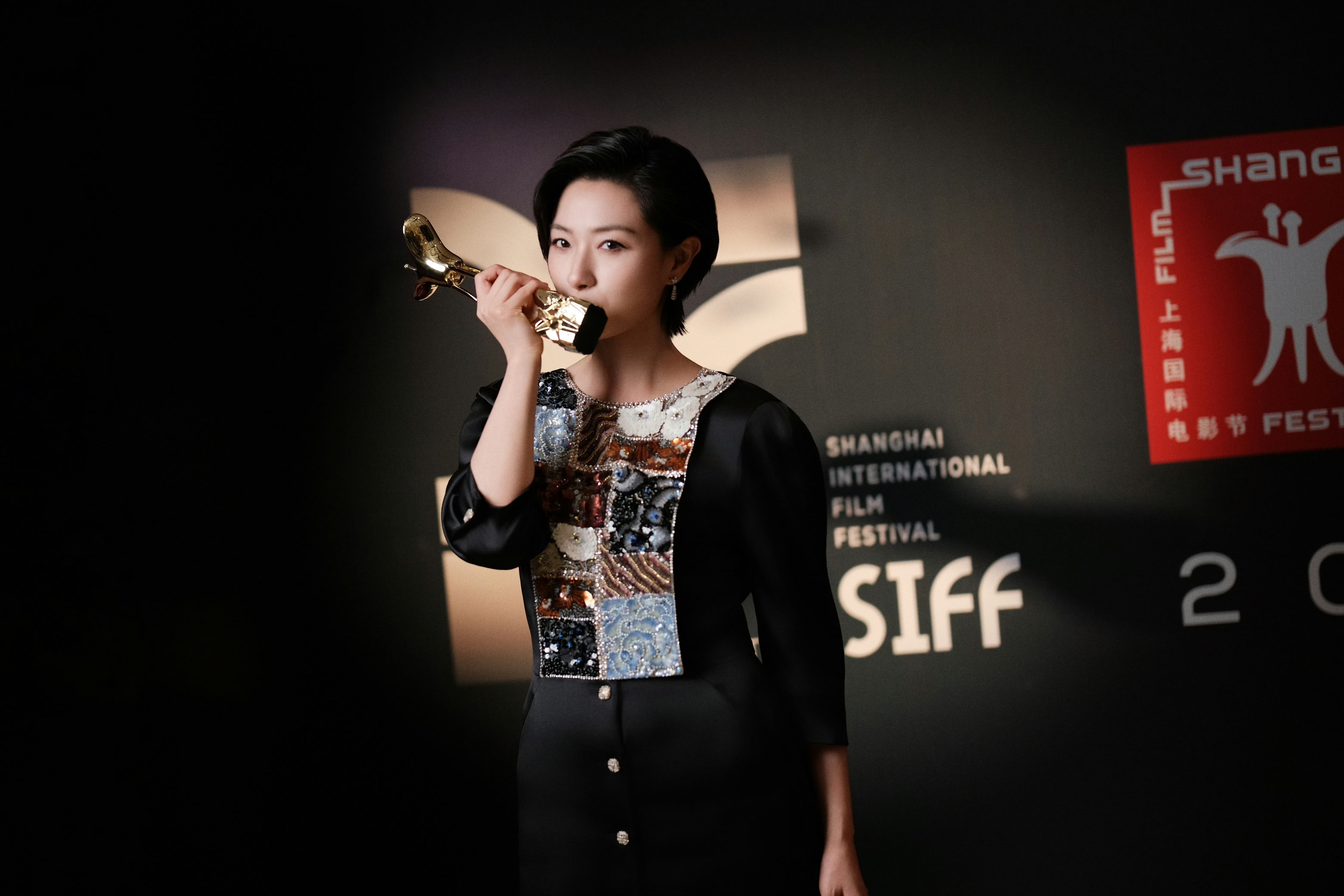 万茜金爵影后得奖作上映 等了好久终于等到今天，上海国际电影节封后之作《长夜将尽》