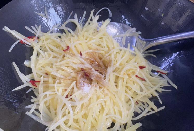为啥老外把土豆当饭吃，咱们却炒土豆丝？

前两天跟朋友吃饭，他点了份土豆泥，我调