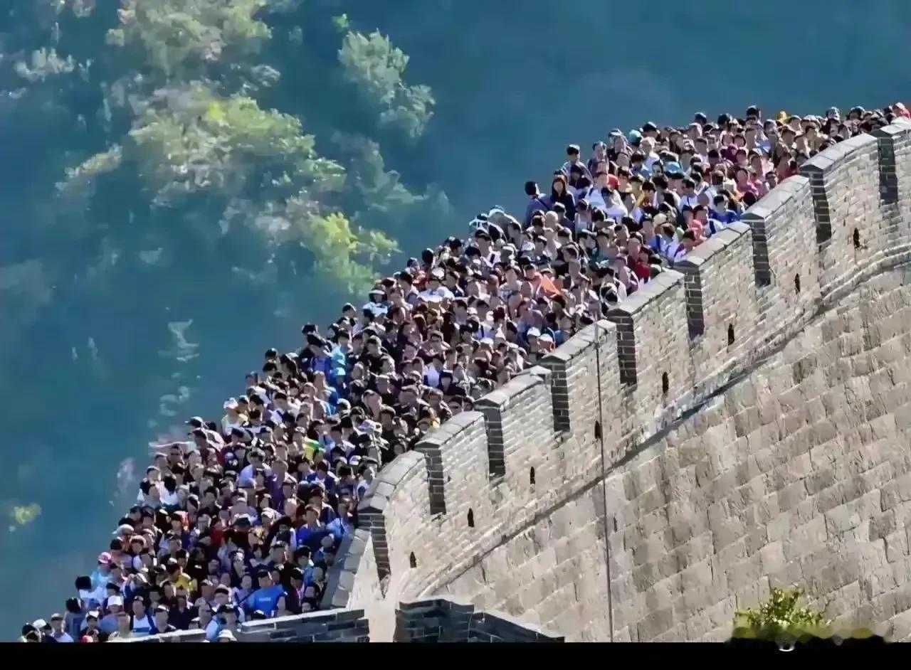 匪夷所思，这些人到长城去做什么？
难道是去参加测量长城单位空间的人流容量？
或许