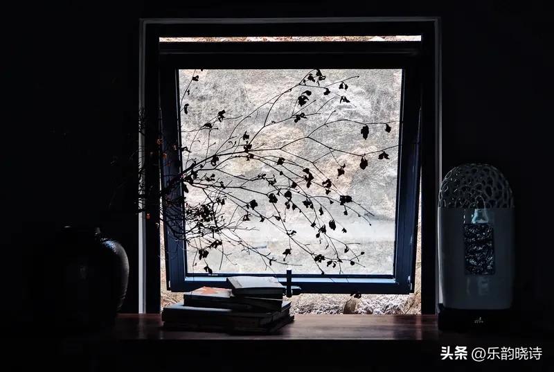 《山窗闲坐》
胸藏丘壑意常安，
眼底尘嚣眼界宽。
阅尽人间千万事，
松风绕袂自悠