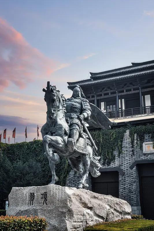 最近《逐玉》里的“粉底液将军”被嘲得厉害，可不该就演员一人背锅。剧中主角妆造精致