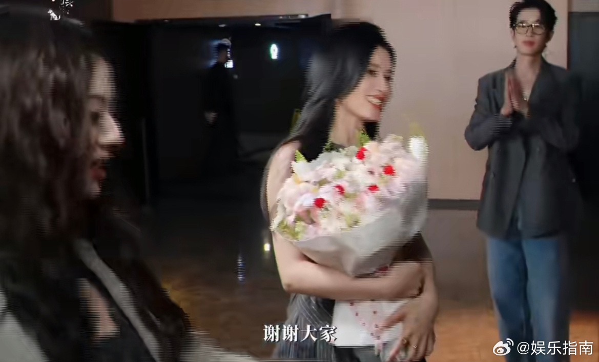 宋威龙端着蛋糕让张婧仪许愿，陈异好，苗靖好，野狗骨头也好
