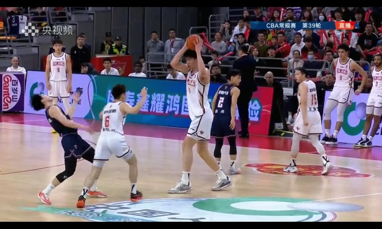 胡明轩错失关键球，被骂太能表演，广东队输球也尴尬


由于徐杰太矮，还对抗差，甚