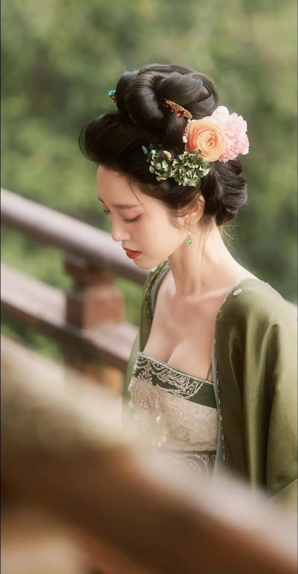 中式甜妹这一块还是唐艺昕懂中式甜妹的魅力，在于甜而不腻、柔而有骨。自带东方韵味的