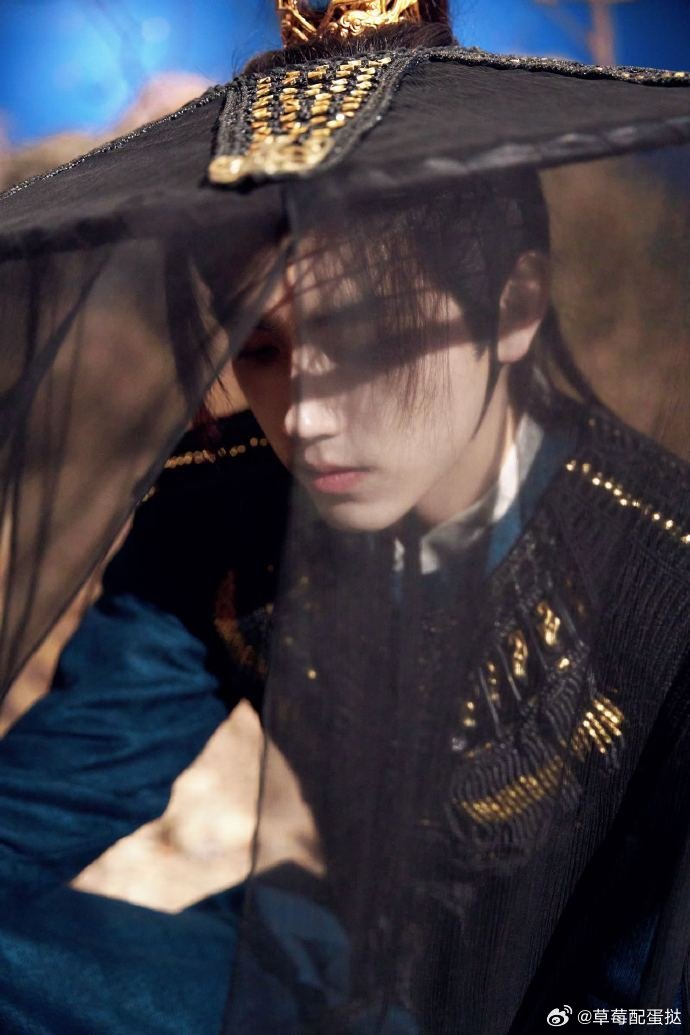 陈飞宇回应白日提灯角色特点陈飞宇谈段胥，提炼出勇敢、热烈、执着三大特质，角色从不