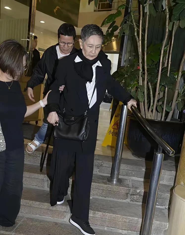 74岁施南生惊传病重留医，5月露面拄拐杖很消瘦，张艾嘉急赴医院探望！
7月8日，