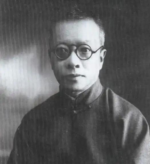 1931年，62岁的章太炎穷得连两块钱的烟都买不起了。杜月笙花1000块大洋请他