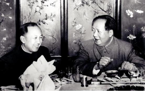 毛主席初见钱学森，一句家常话，道尽大国格局
 
毛主席见到钱学森，开口头一句就是