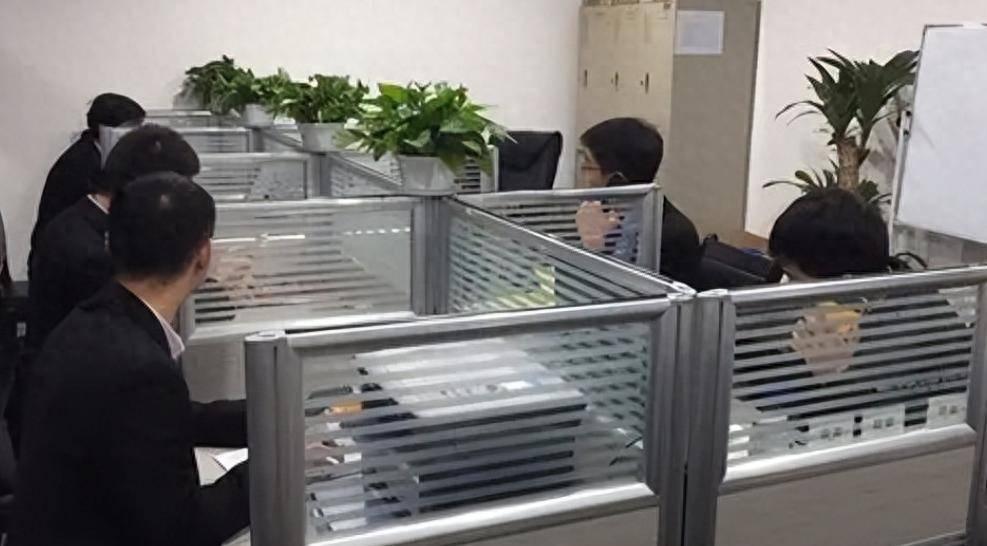 说出来你可能不信，如今走进各大城市的通讯服务网点，最常见的场景不是年轻人排队换套