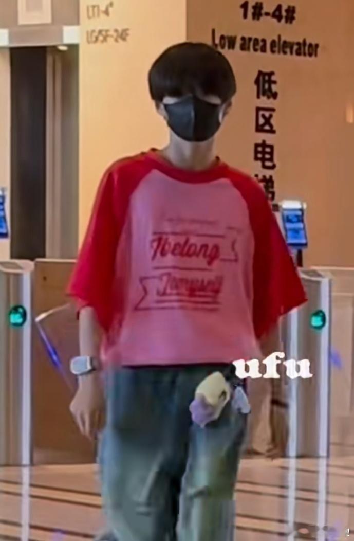 下班裤腰上别了个突然出现的吊牌都没摘的新玩偶挂件 又是和谁的定情信物 