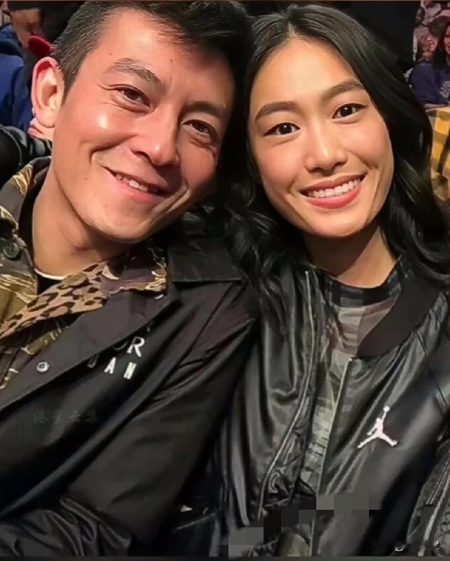 超模秦舒培比陈冠希小9岁，
2016年两人恋情曝光时引发争议，当时她尚未正式结束