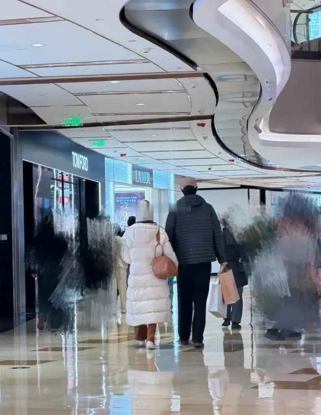 金莎和准老公孙丞潇逛山姆超市买新婚用品，两人的背影照是真的好般配呀！孙丞潇穿着黑