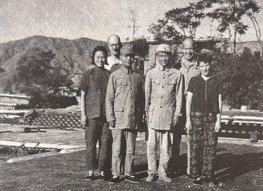 1942年，晋察冀边区参议会副议长于力（董鲁安）与刘克（晋察冀军区政治部宣传干事