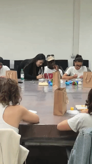 黑人留学生竟然打不开面前装有小吃的塑料盒子？
热心的小姐姐主动过来帮他用勺子戳破