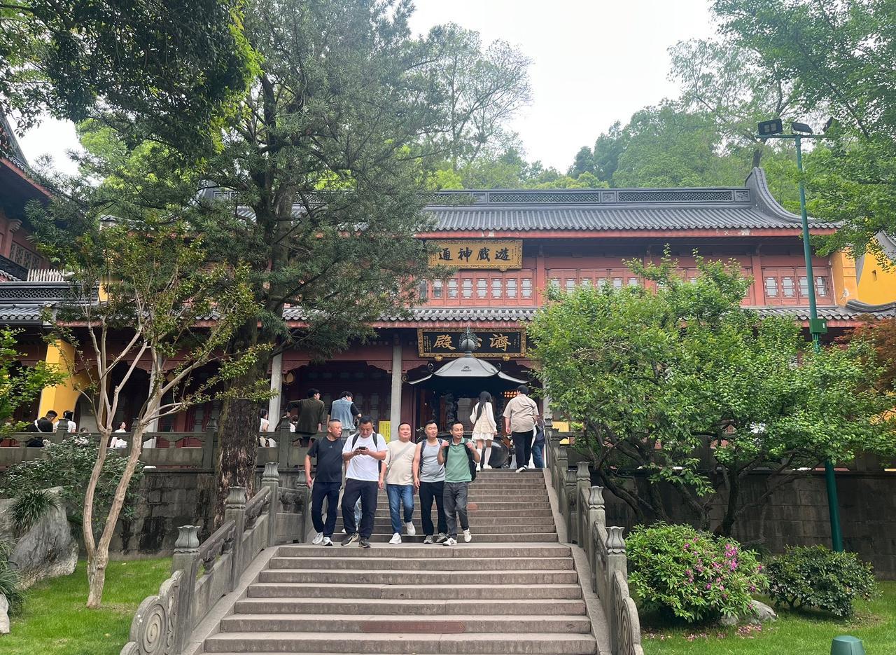 杭州市灵隐寺内有座济公殿……以前电视剧里的济公，给我留下了深刻的印象[赞][祈祷