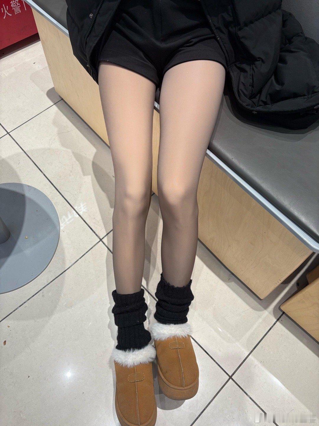 颜值[超话]  颜值  不香了！00后穿的加绒黑丝太清透了怕光腿神器踩坑的姐妹们