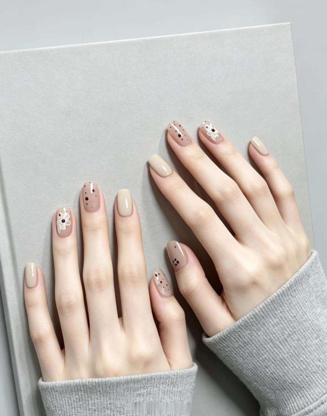 美甲 || 裸色法式➕小花美甲💅🏻  好喜欢心动美甲 ​​​