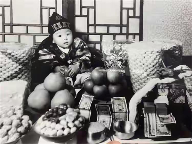 图一是尹锡悦百日宴的照片，小时候的他很萌，如今阶下囚的他看起来很落魄，落魄的还有