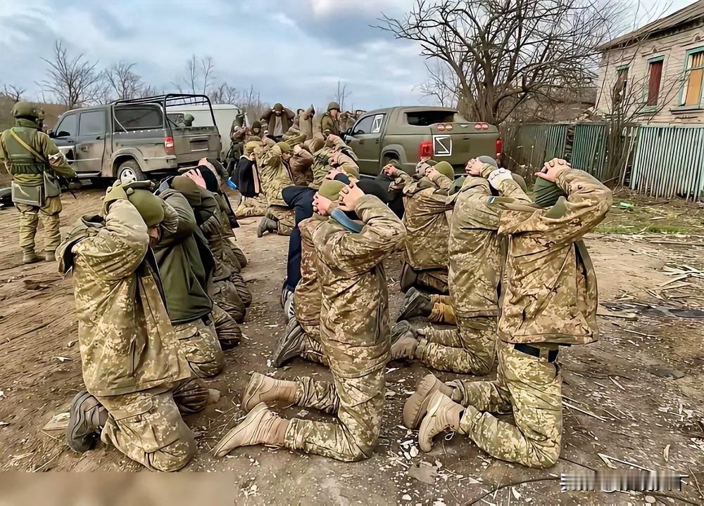 刚刚得知，
扛过了三百多个日夜的围攻，
红军城的乌军最后还是选择了投降。红军城守