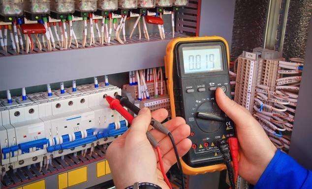 为什么电工当的越久，越会怕电？
公司有位50多岁的老电工师傅。他每次在车间检修机