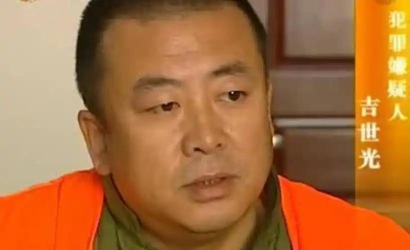 2011年，一名瘫痪多年的民警坐在轮椅上在家中看电视，突然，他神情激动，指着电视