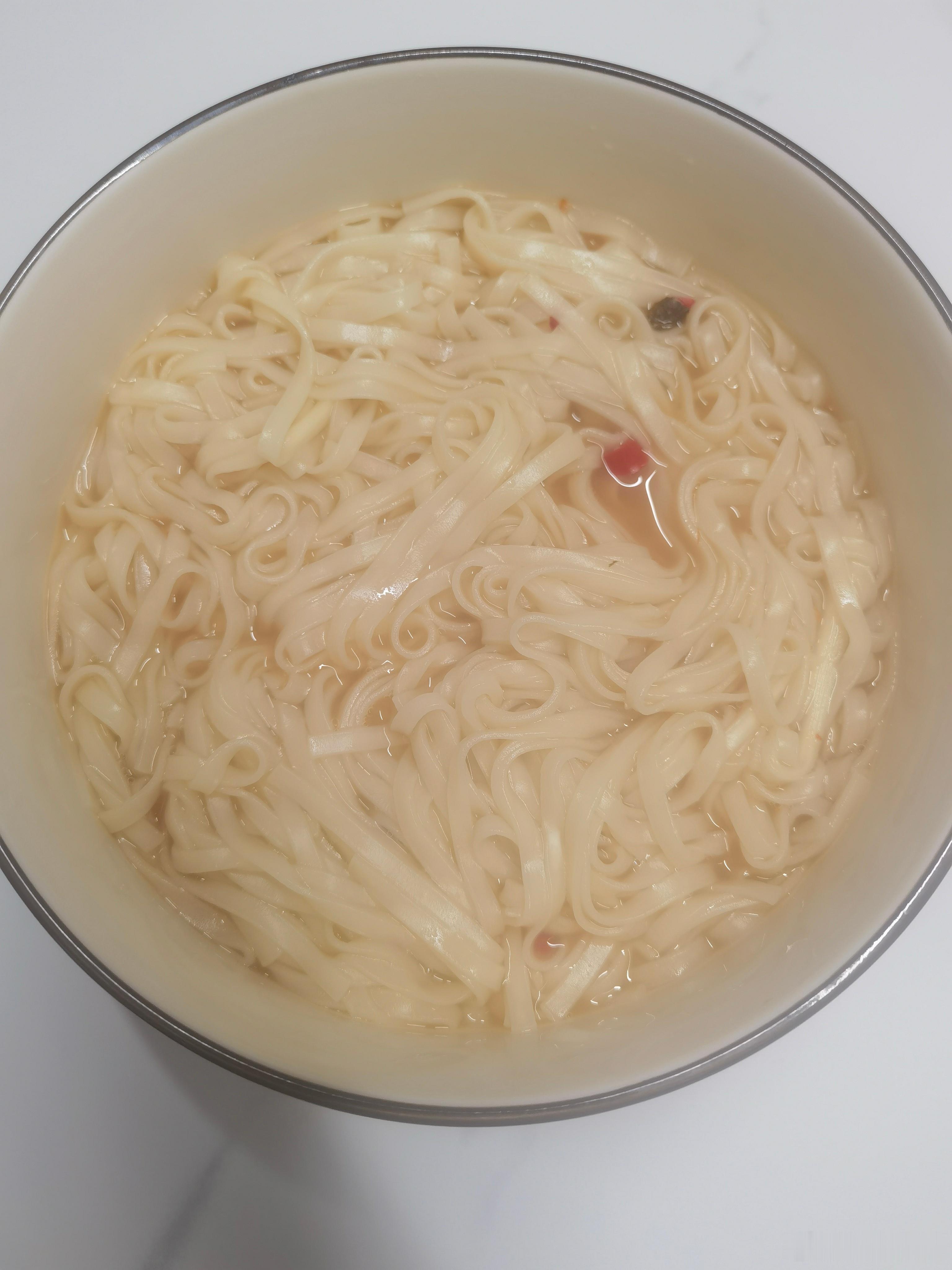 晚餐一碗清汤挂面，加点剁辣椒，加两滴香油。原来被工作掏空的身体，只需要一点简单的