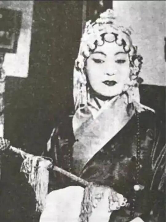 1933年，俞珊的弟弟俞启威被逮捕，为救弟弟，俞珊答应嫁给比自己大19...