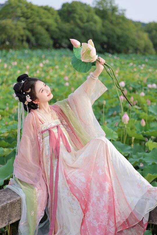 夏天怎么少得了一组荷花写真呢～
