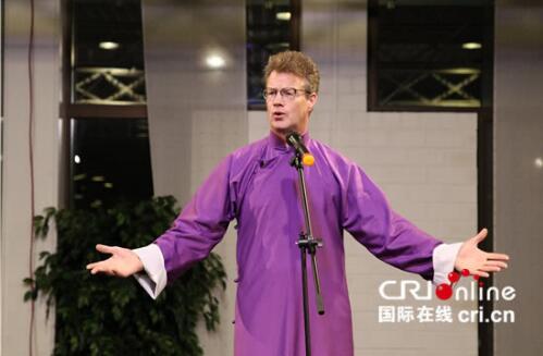 说相声的加拿大叫大山的人那去了？61岁的他满头白发满脸皱纹，整个人看着特别沧桑，