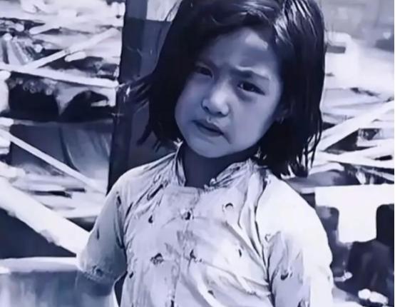 1937年，一个小姑娘落到了鬼子手里，鬼子急不可耐地就要霸王硬上弓，谁知，小姑娘