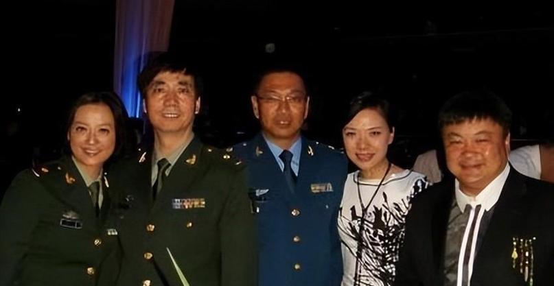 这张5人合照，我只认出了浓眉朗目、戎装英发的范明，曲眉丰颊、笑意粲然的洪剑涛，左