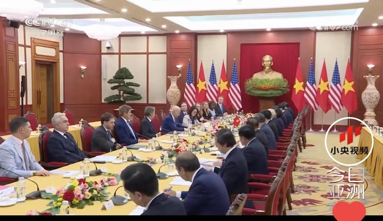 拜登最近刚刚访问越南，瞬间把两国关系抬升到了全面战略伙伴关系。
网友说，很难想象