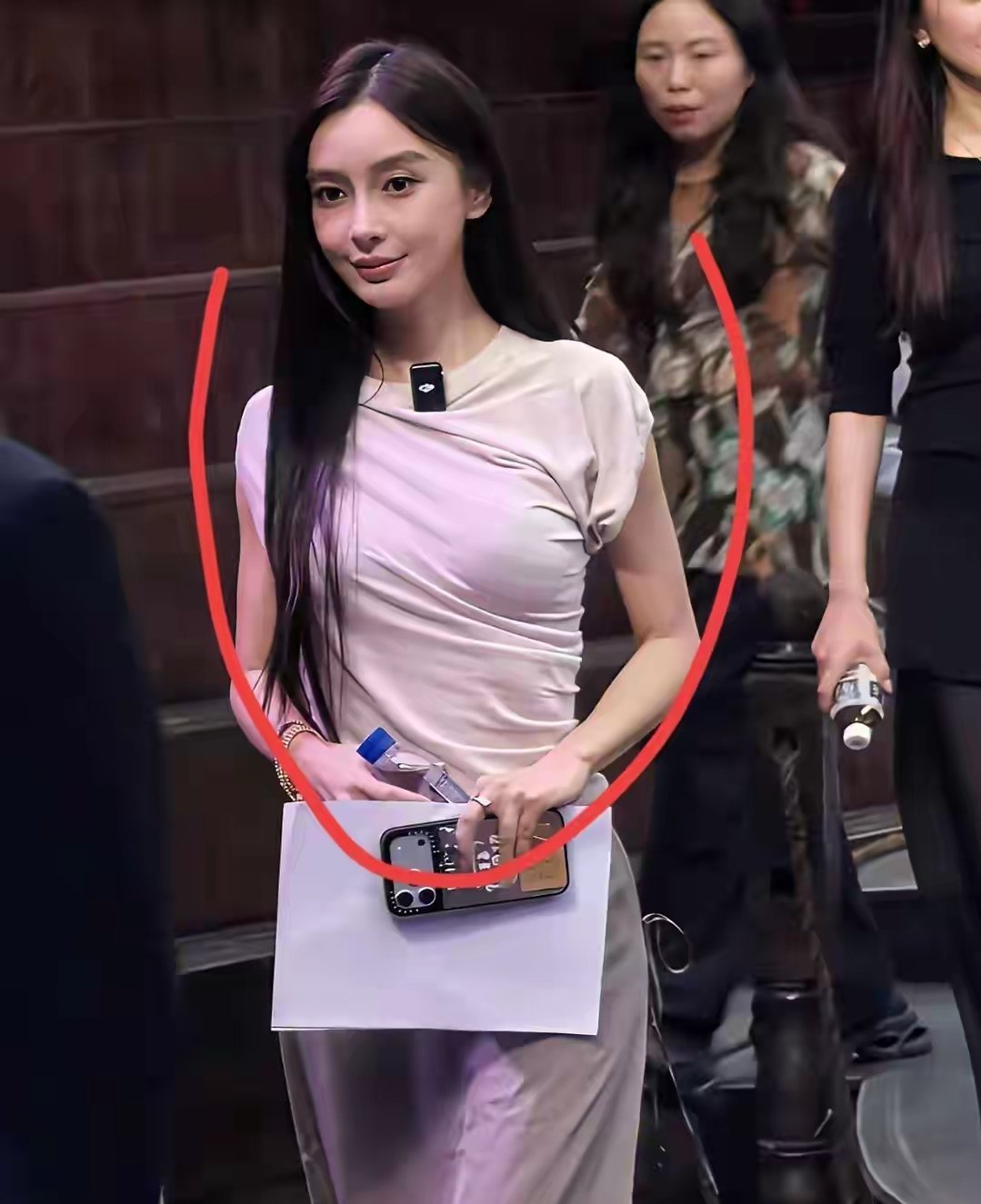 Angelababy还在娱乐圈活跃吗？感觉好久没看到了 
