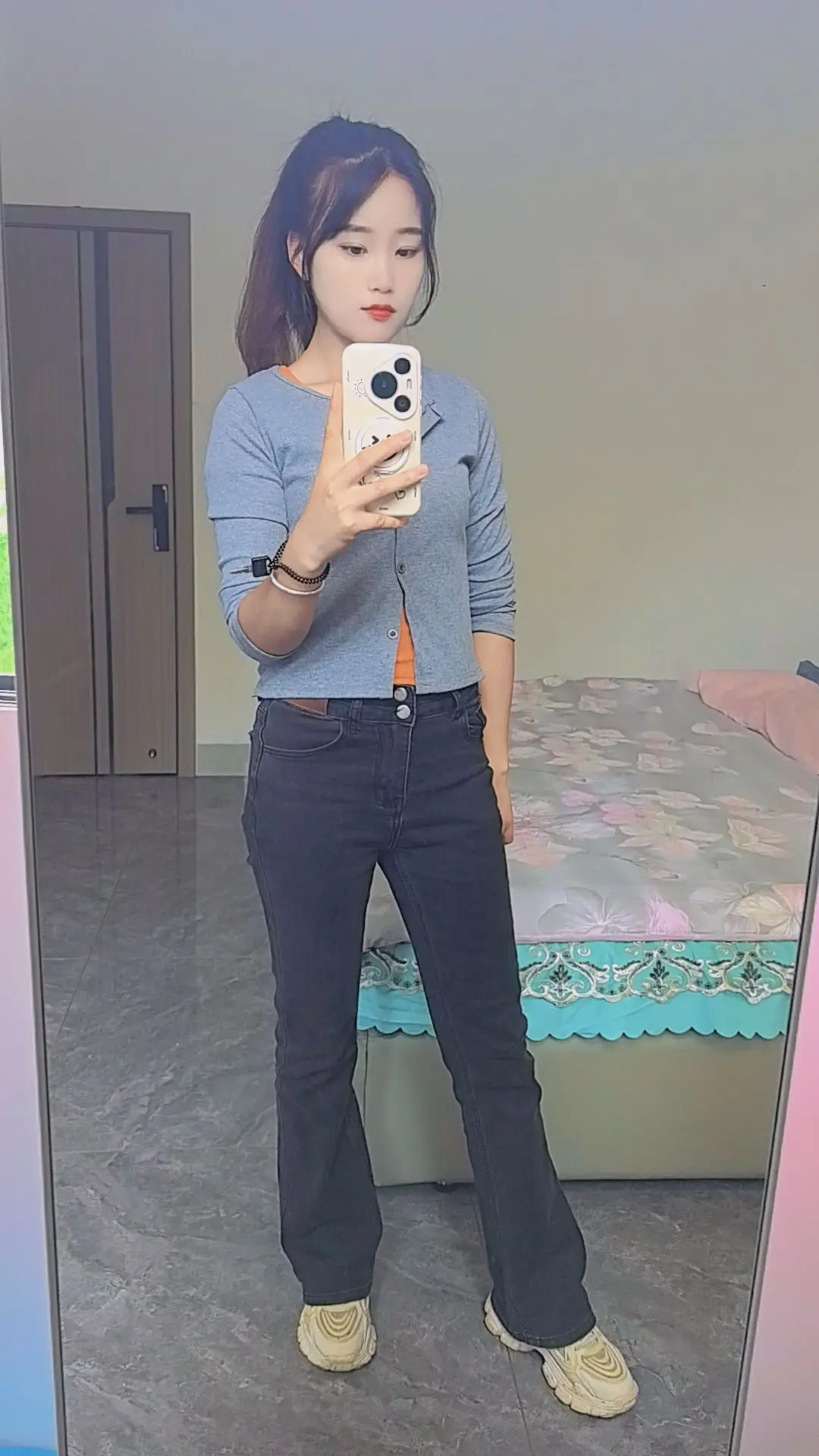 如果一个男人，他熬得住穷困，扛得住孤单，抵得住焦虑，守得住背叛，哪怕受...